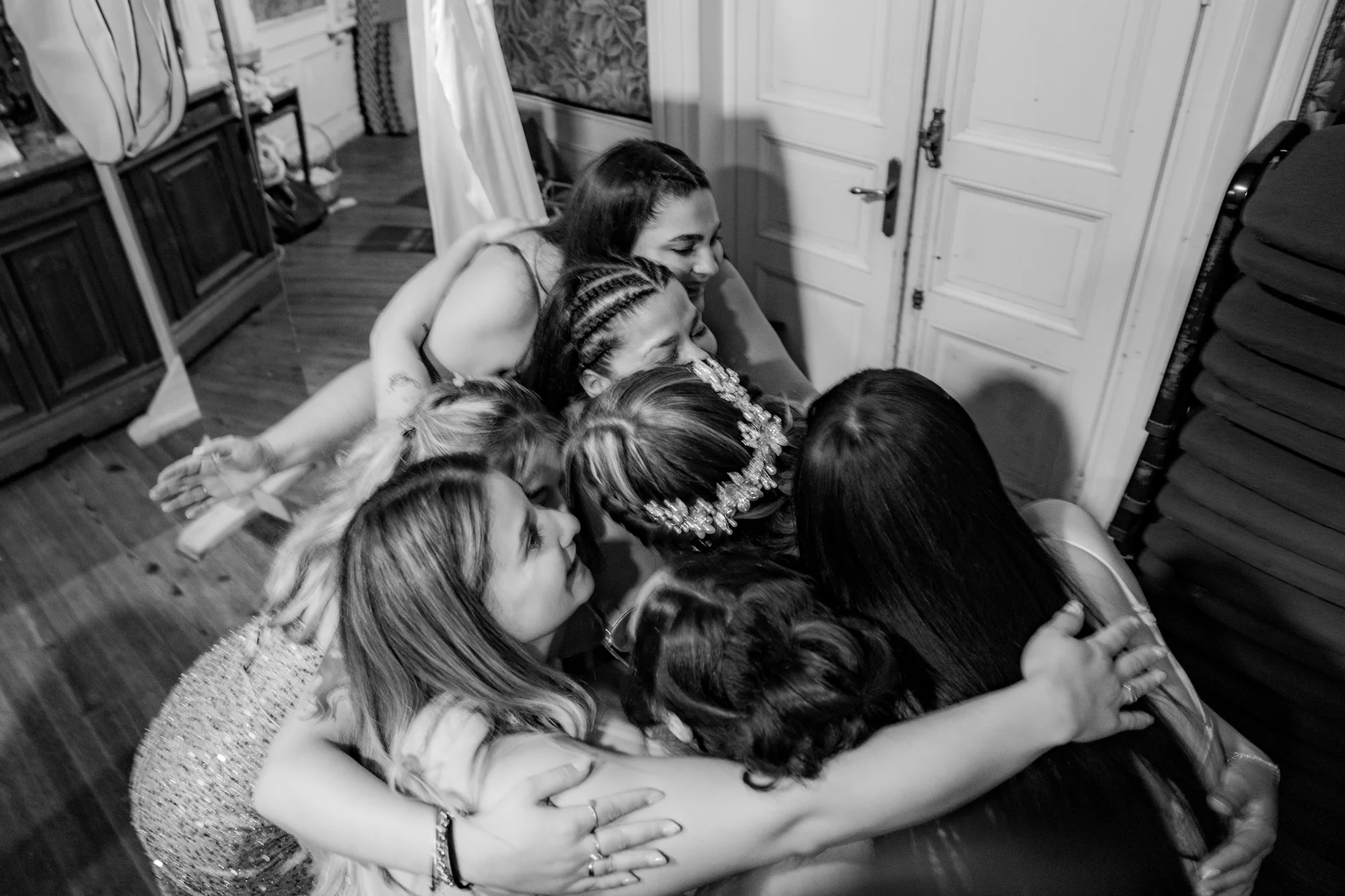 Abrazo grupal emotivo de boda, blanco y negro — Luréa Studio