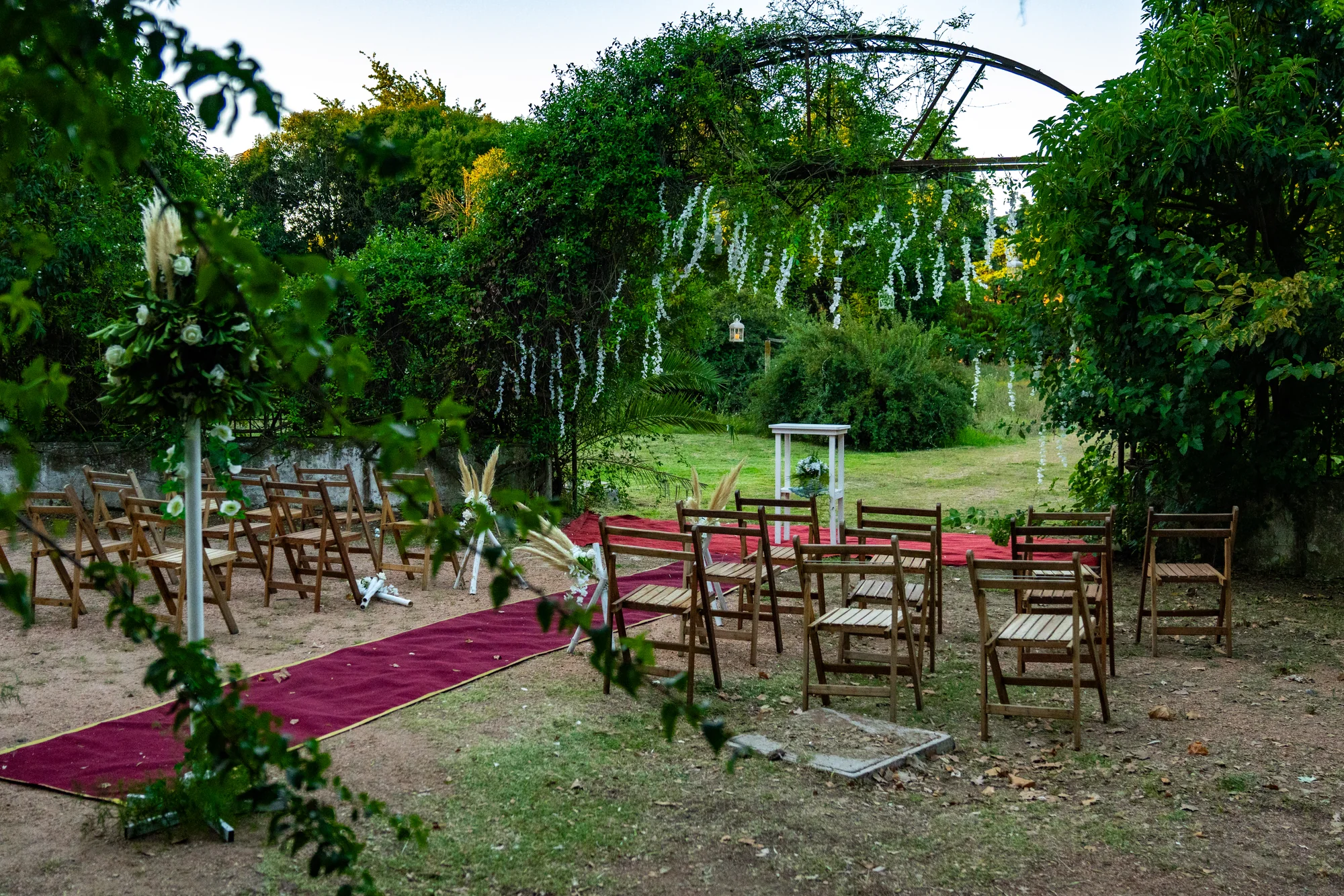 Arco floral de ceremonia de boda en jardín — Luréa Studio