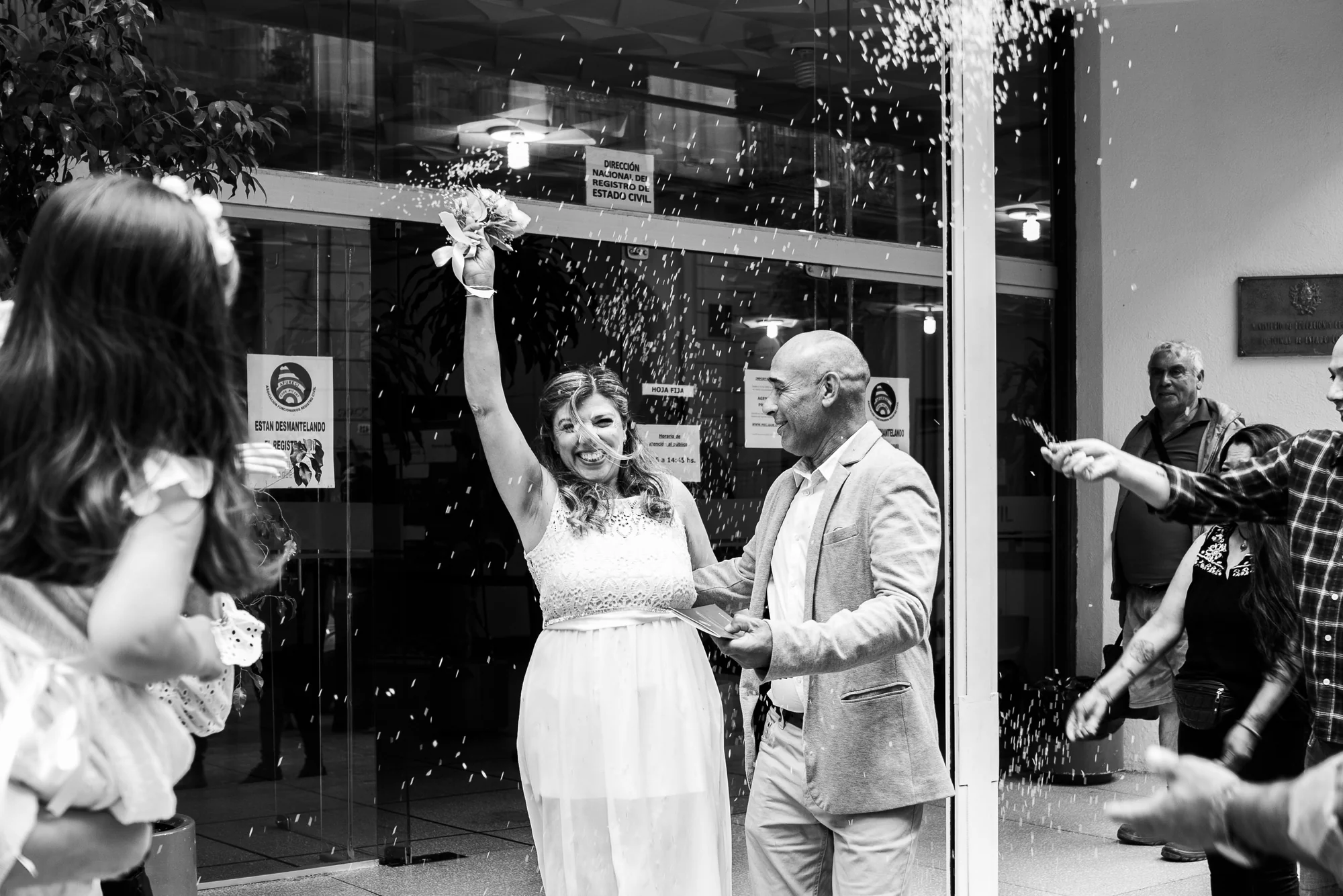 Brindis con champagne en la calle, blanco y negro — Luréa Studio