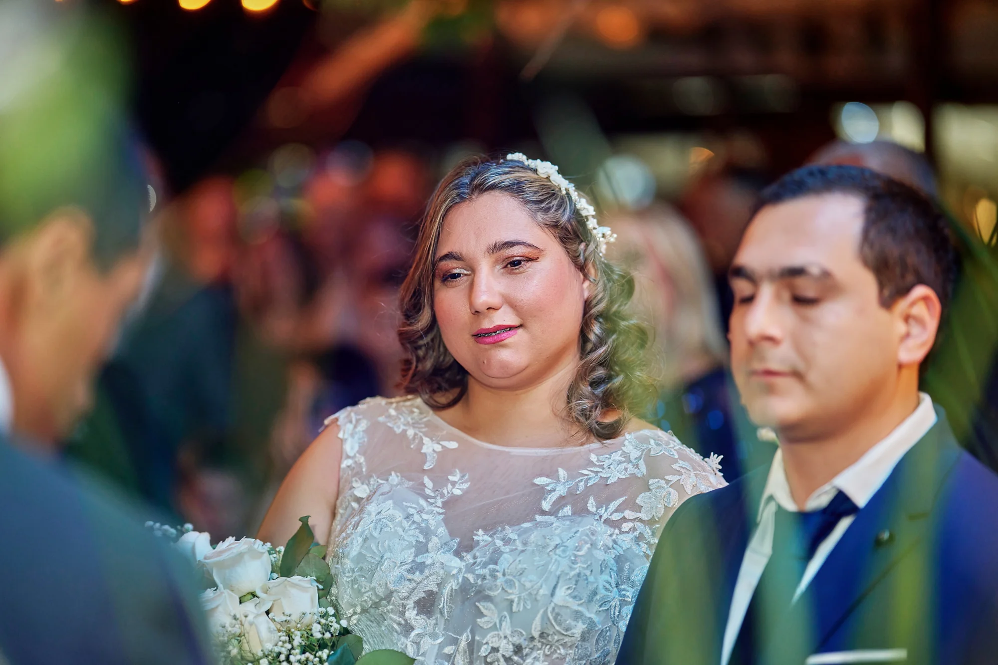 Ceremonia de boda en salón interior, pareja emocionada — Luréa Studio