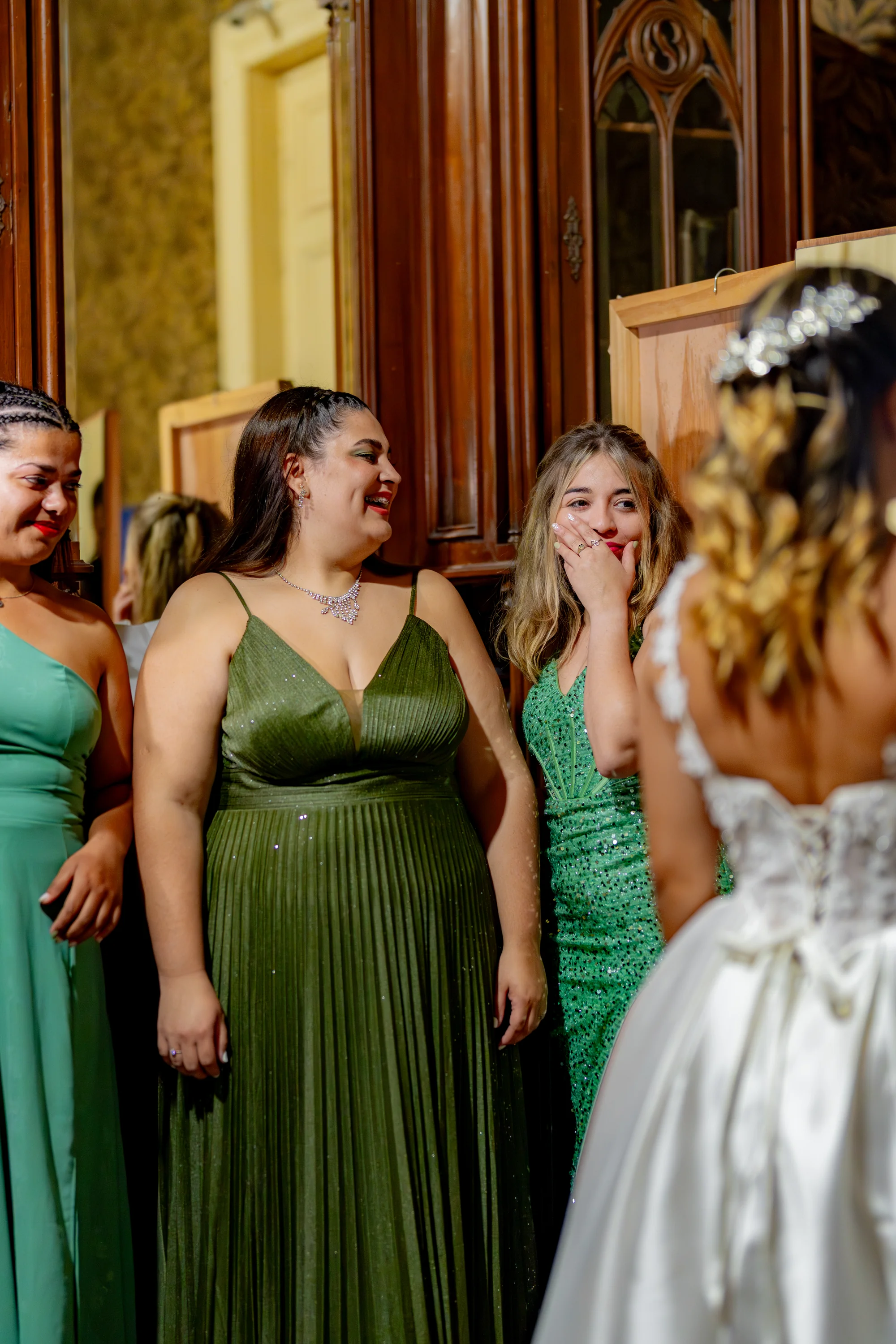 Damas de honor con vestidos verdes riendo — Luréa Studio
