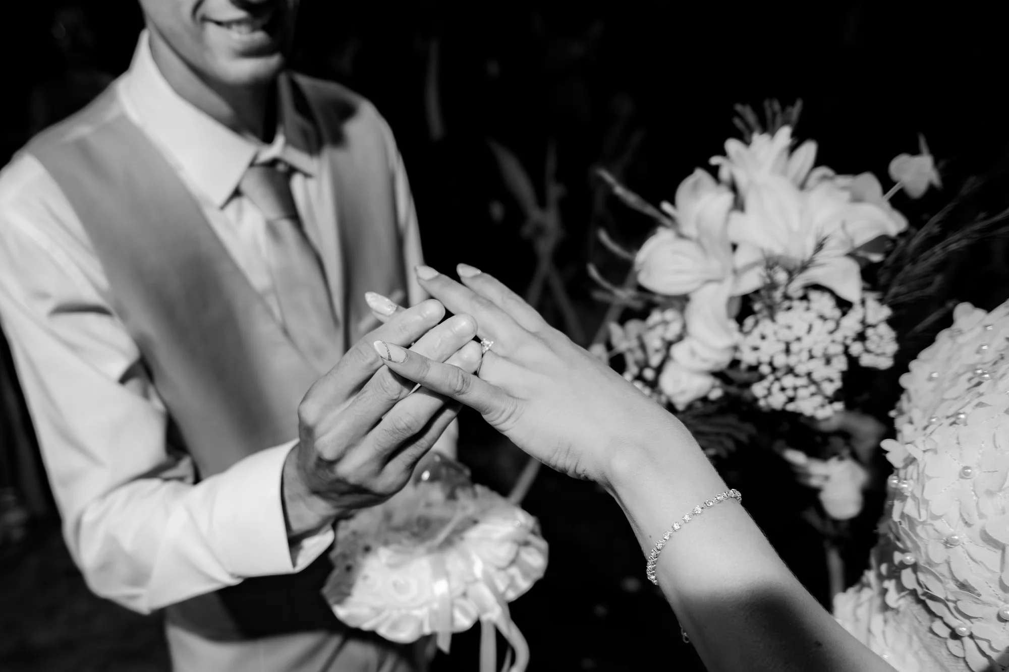 Detalle de manos con ramo de flores, blanco y negro — Luréa Studio