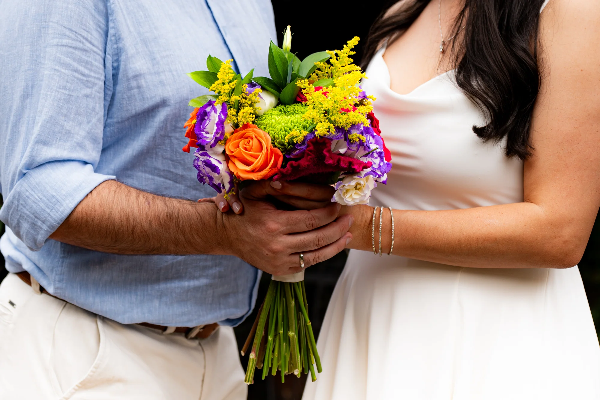 Detalle de ramo de flores en manos de la pareja — Luréa Studio