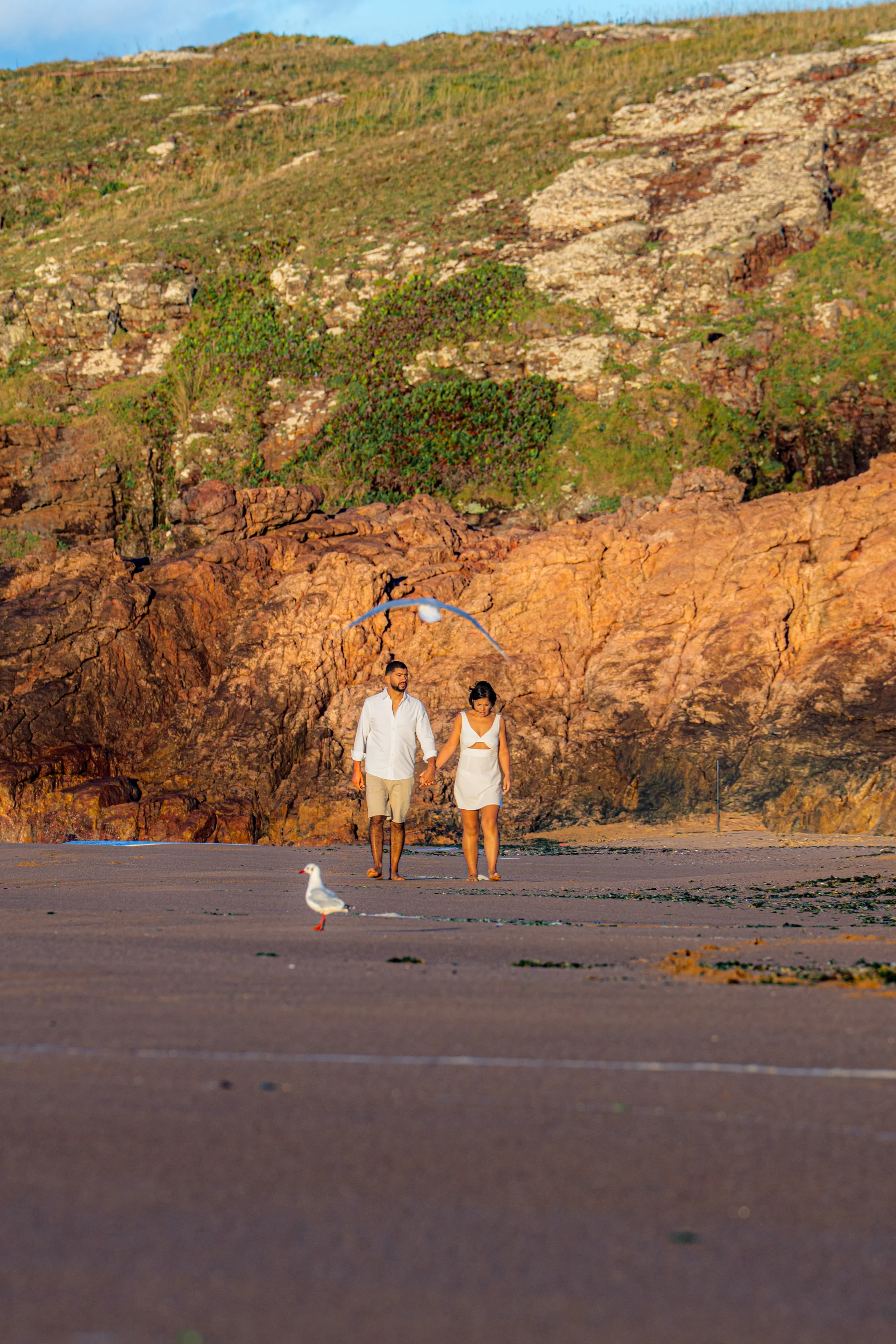 Familia caminando en playa con acantilados de Uruguay — Luréa Studio