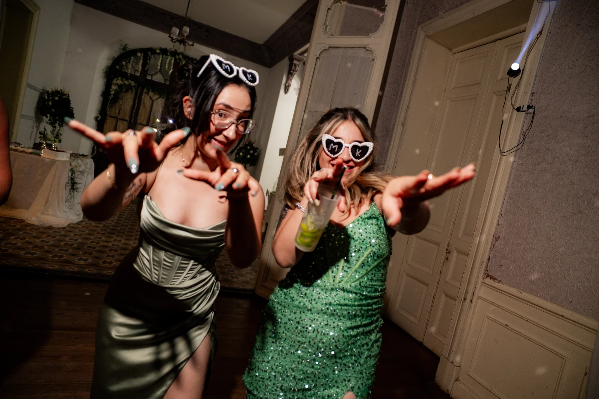 Invitadas divertidas con lentes de fiesta — Luréa Studio