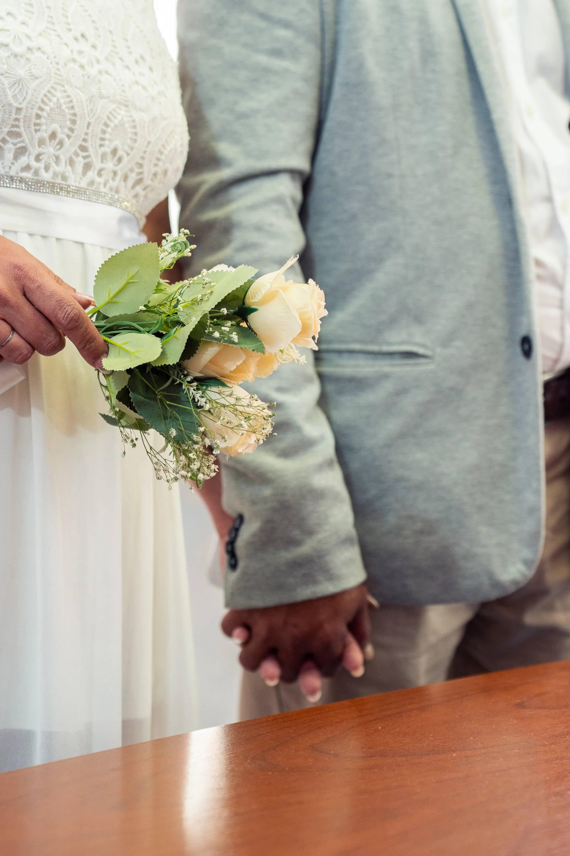 Detalle de manos entrelazadas de los novios — Luréa Studio