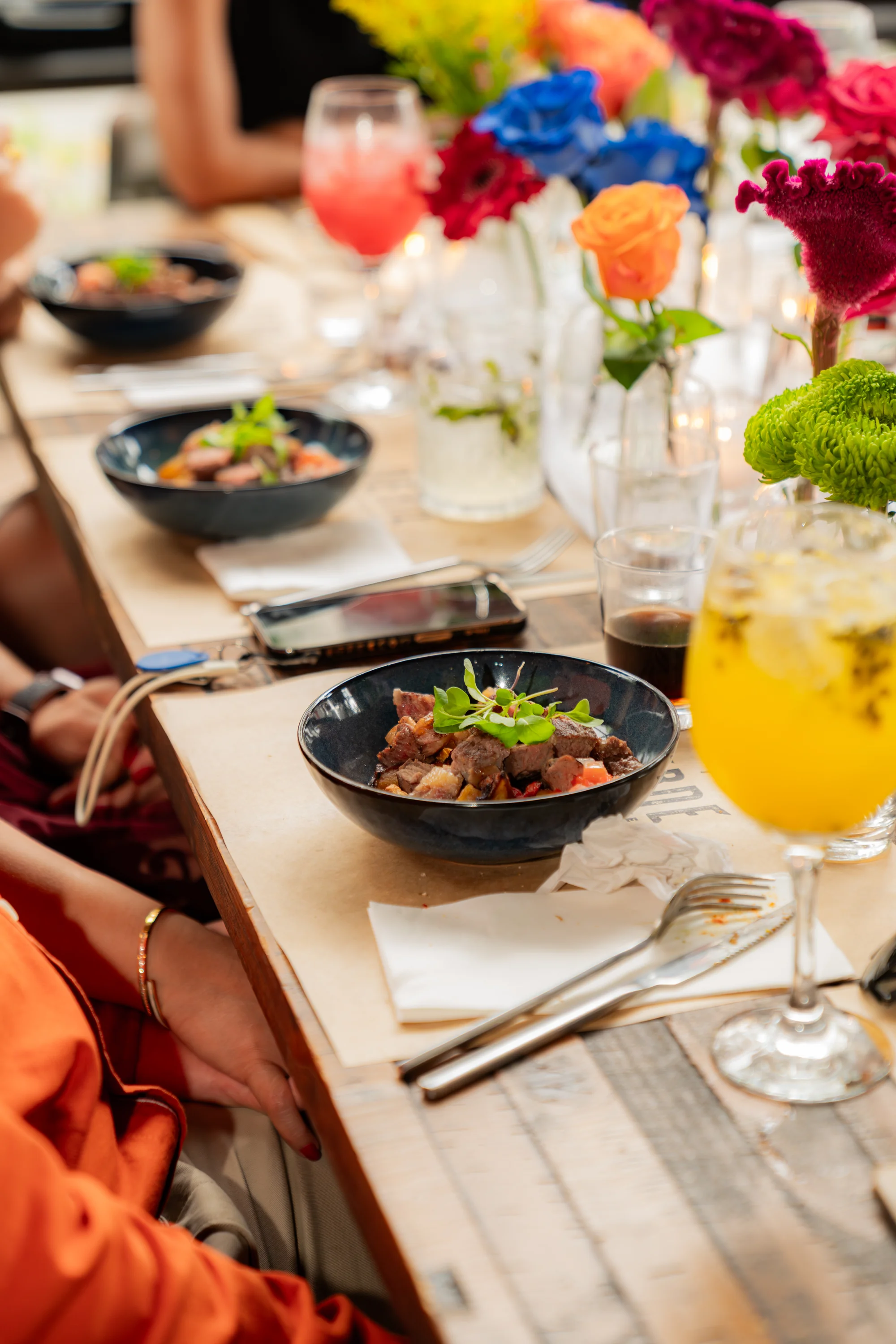 Mesa de cena de boda con flores coloridas — Luréa Studio