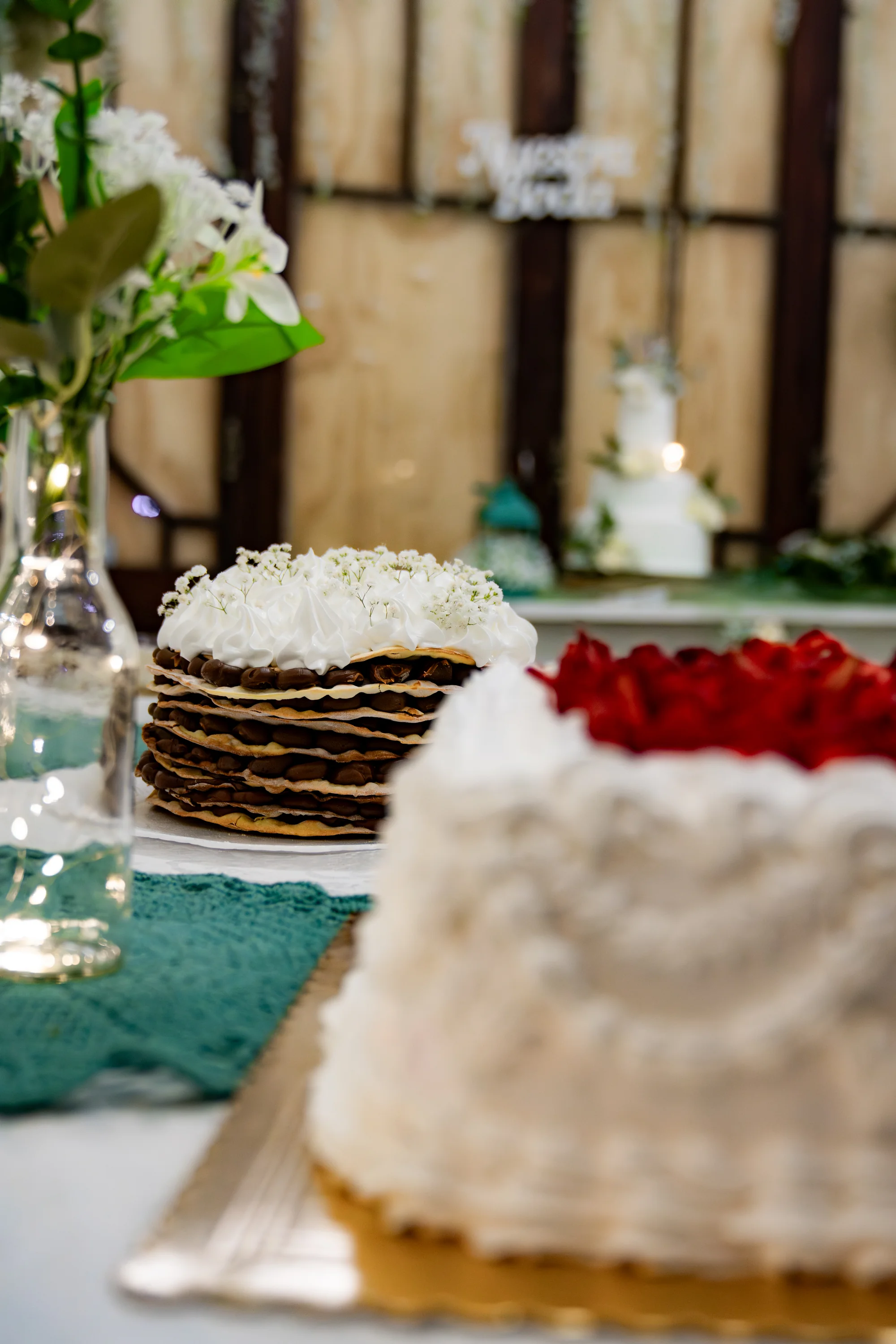 Mesa de postres con tortas variadas de boda — Luréa Studio
