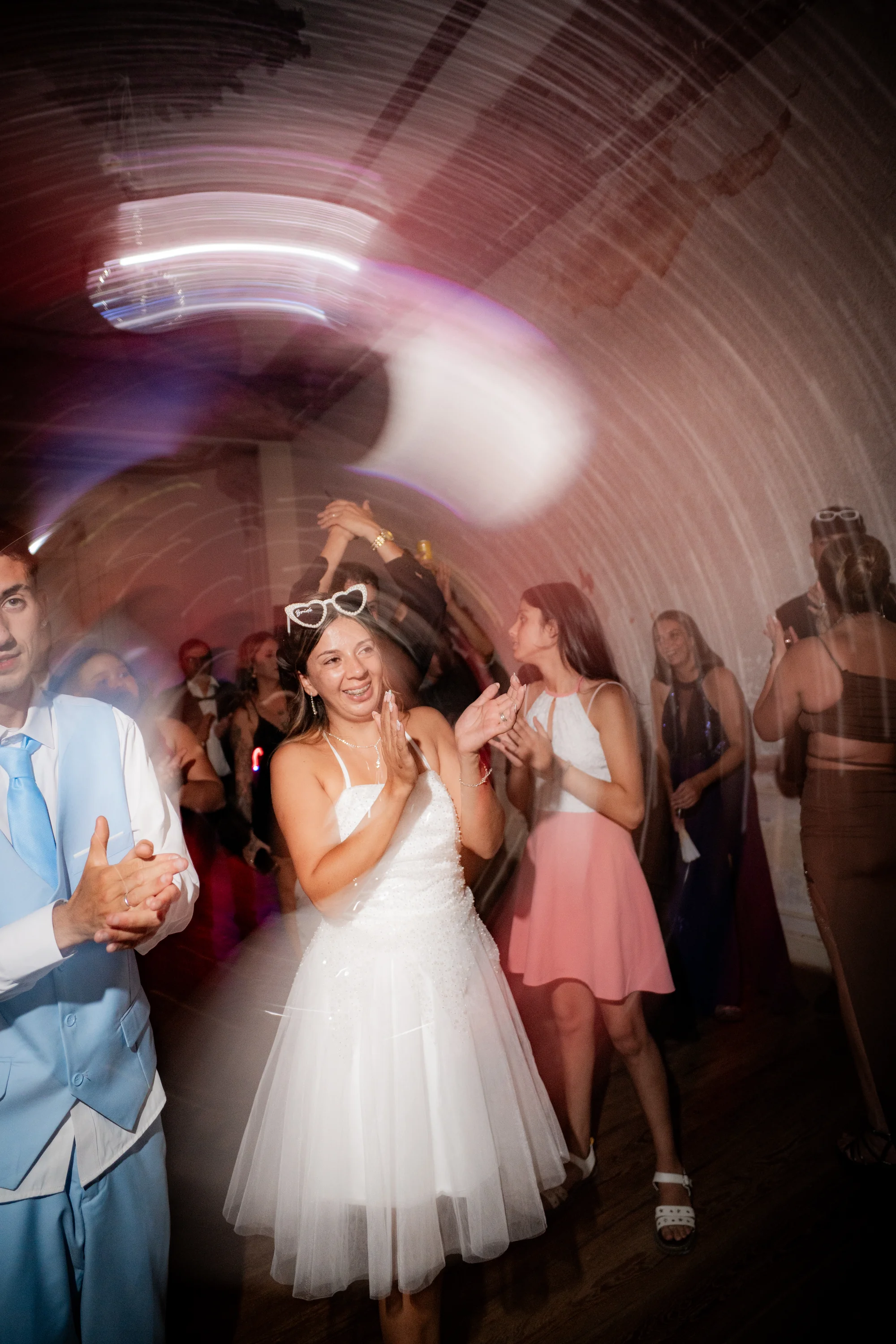 Novia bailando en la fiesta con luces en movimiento — Luréa Studio