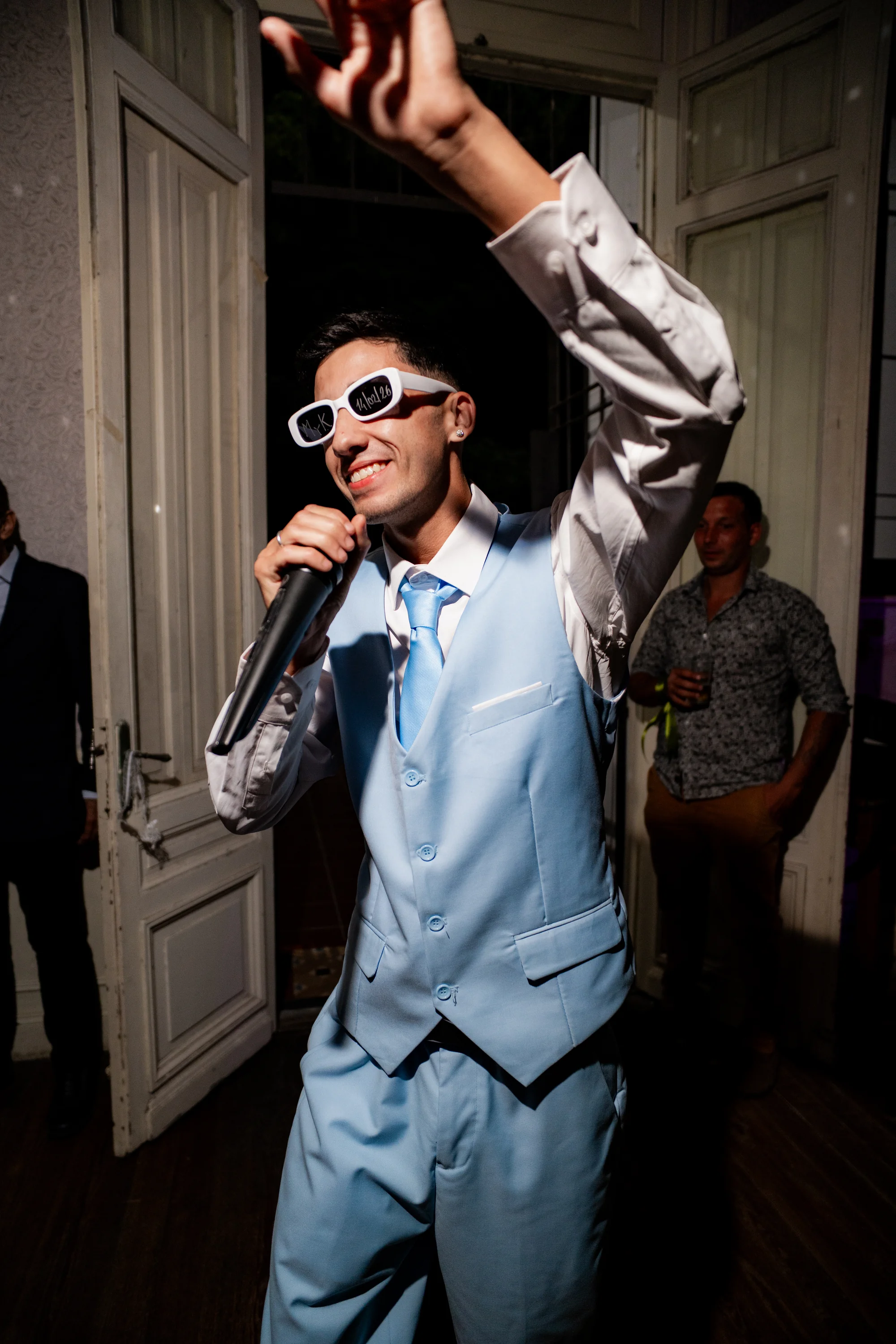 Novio cantando con micrófono en la fiesta — Luréa Studio