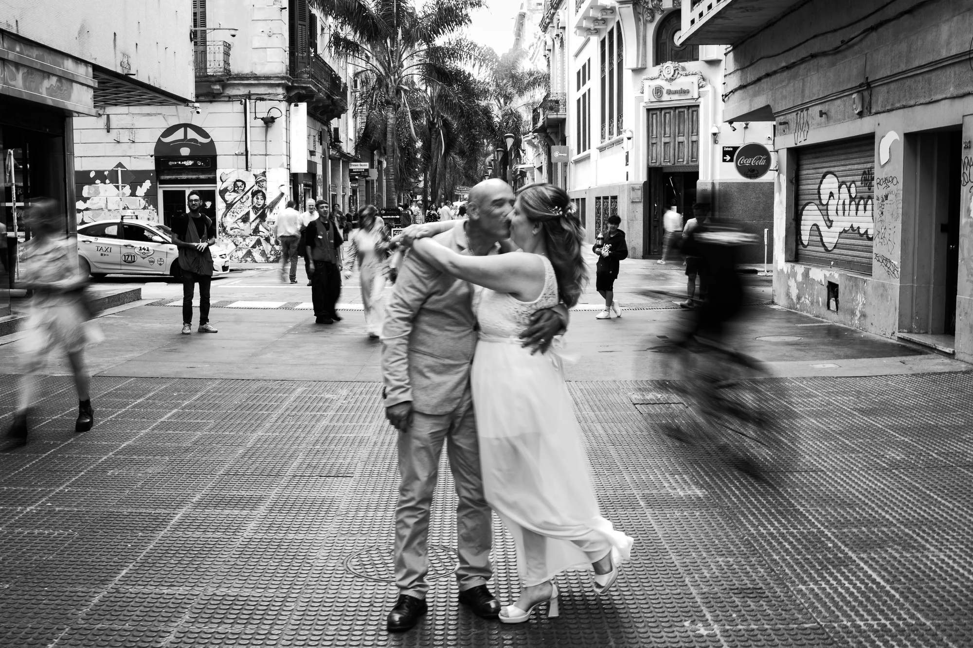 Pareja de novios caminando por calle urbana Montevideo — Luréa Studio