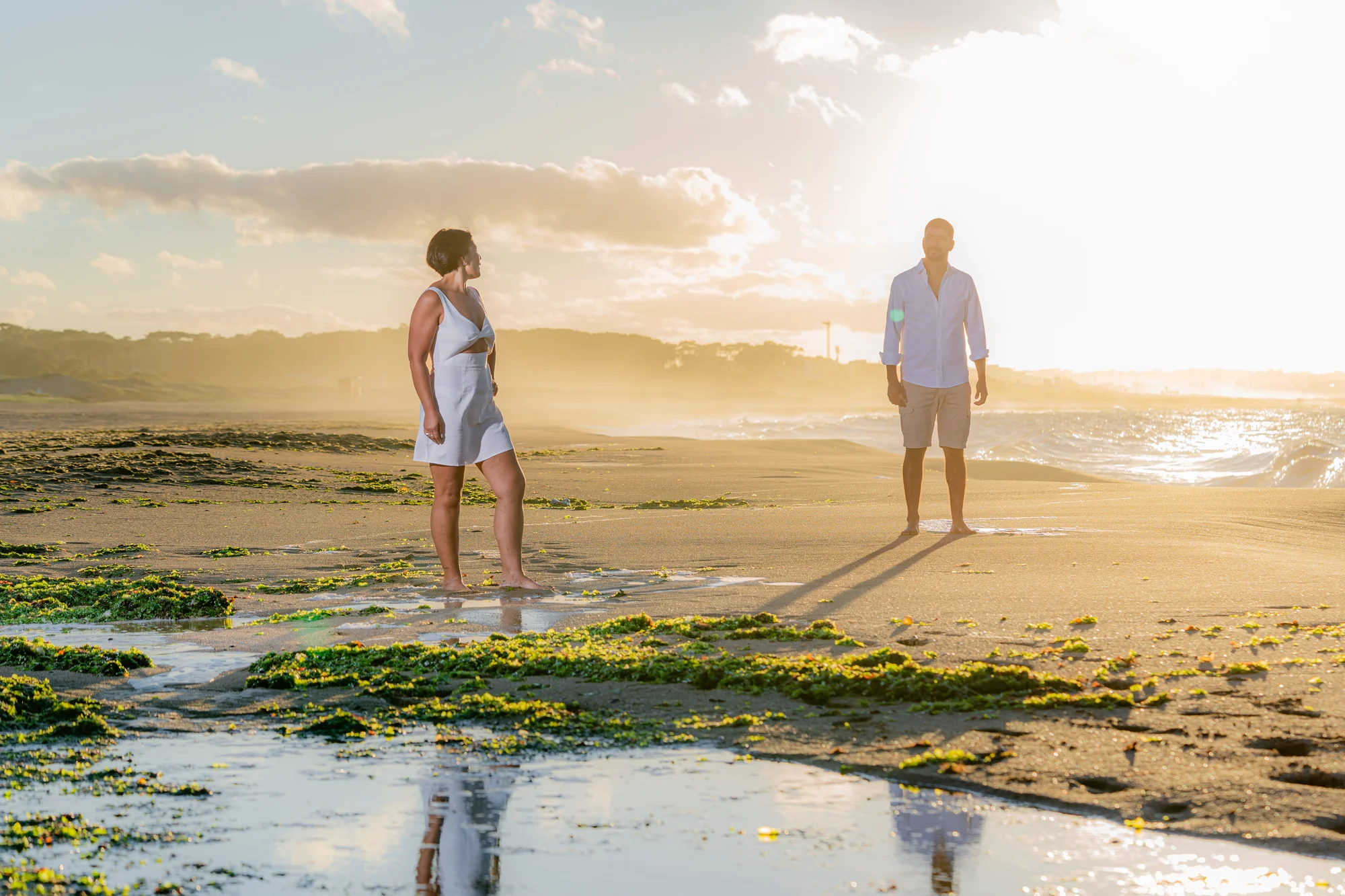 Silueta de pareja de novios en la playa al atardecer — Luréa Studio