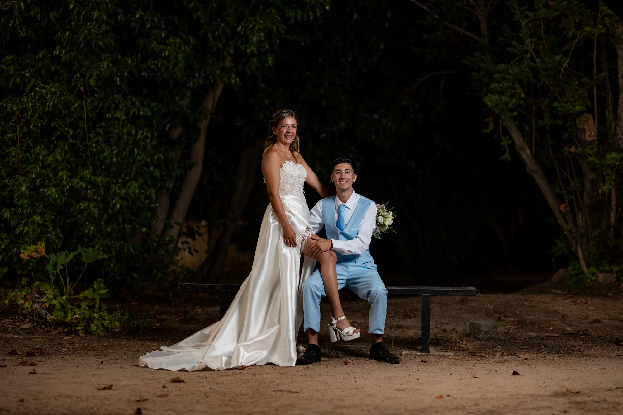 Pareja de novios sentada de noche en el jardín — Luréa Studio