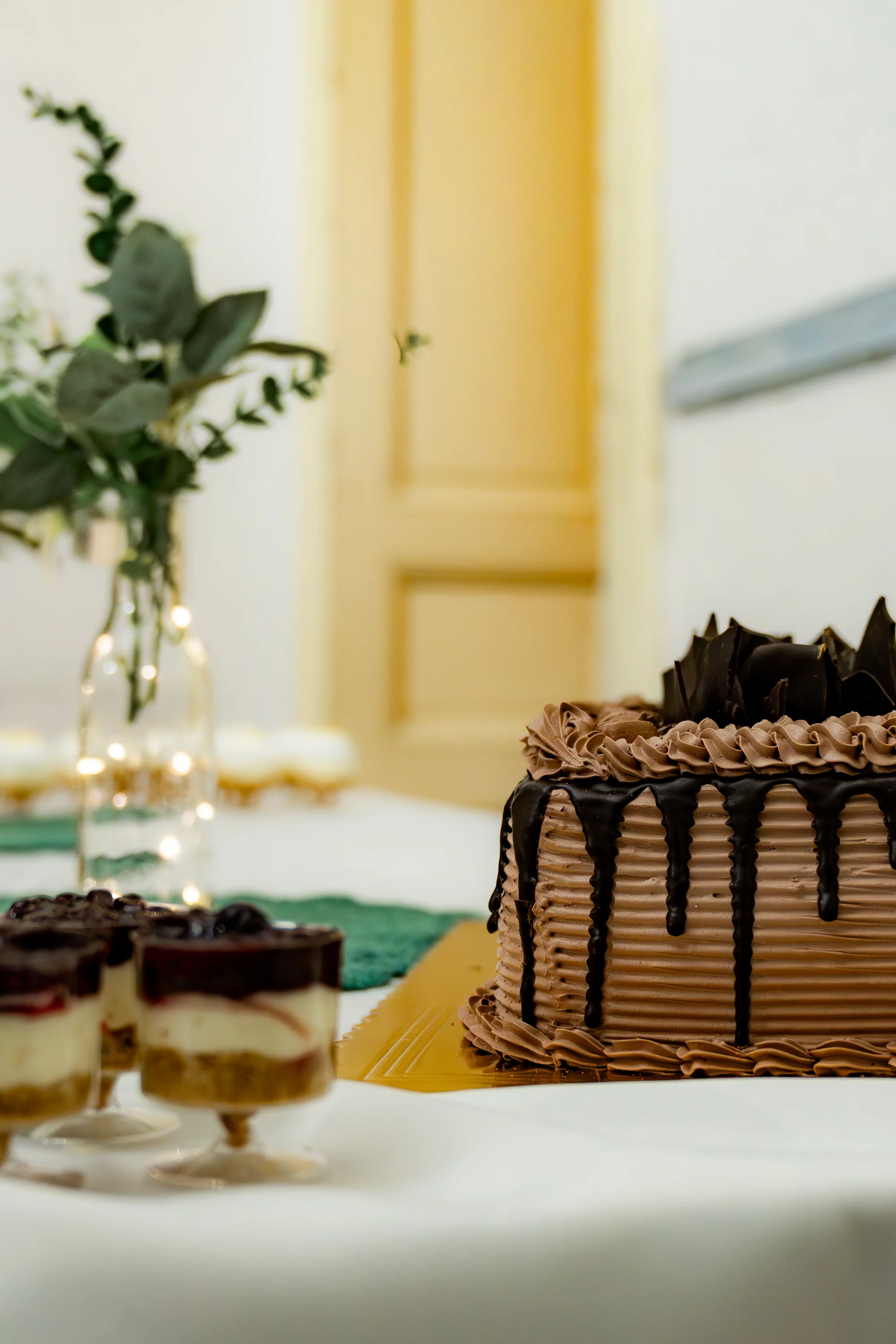 Mesa dulce de boda con postres de chocolate — Luréa Studio