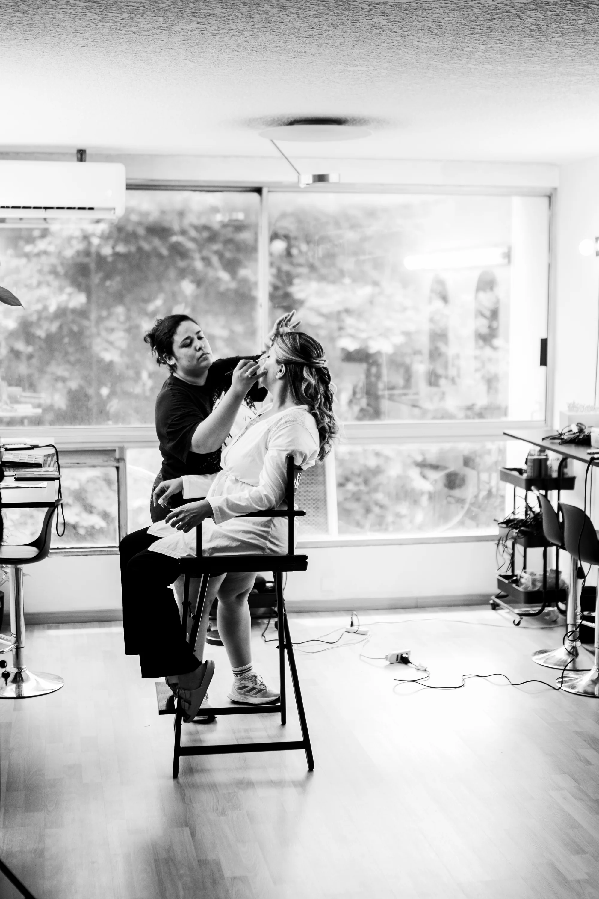 Preparativos de peinado de la novia, blanco y negro — Luréa Studio