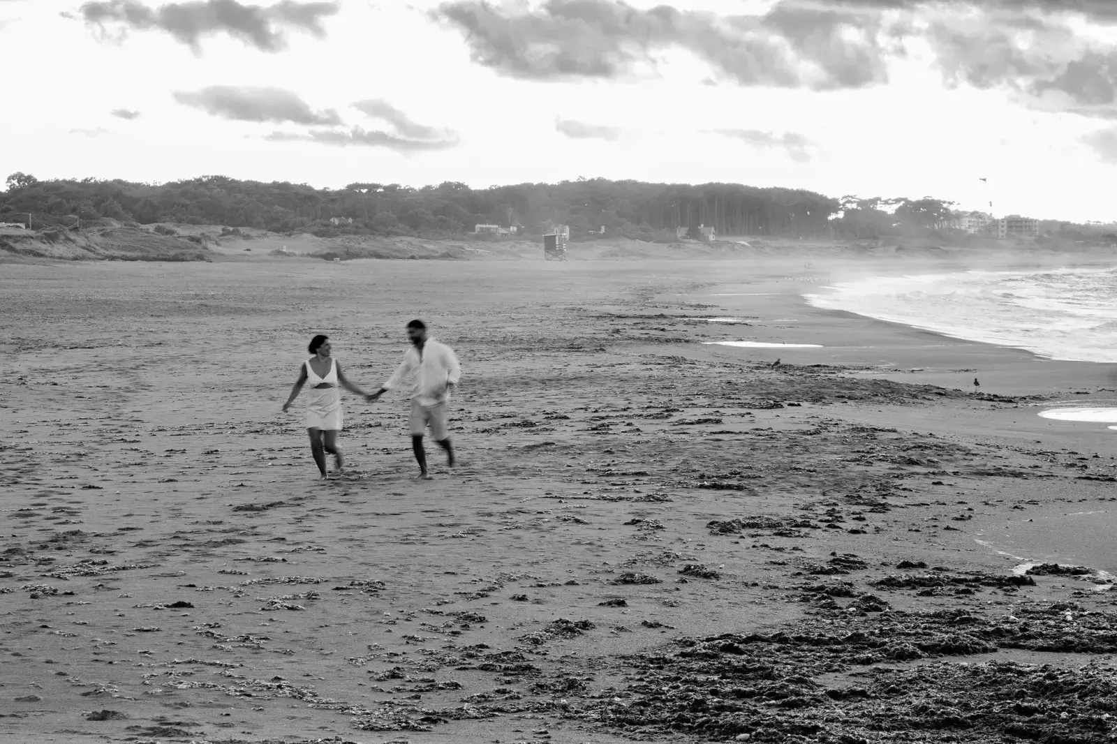 Pareja caminando por la playa, blanco y negro 36