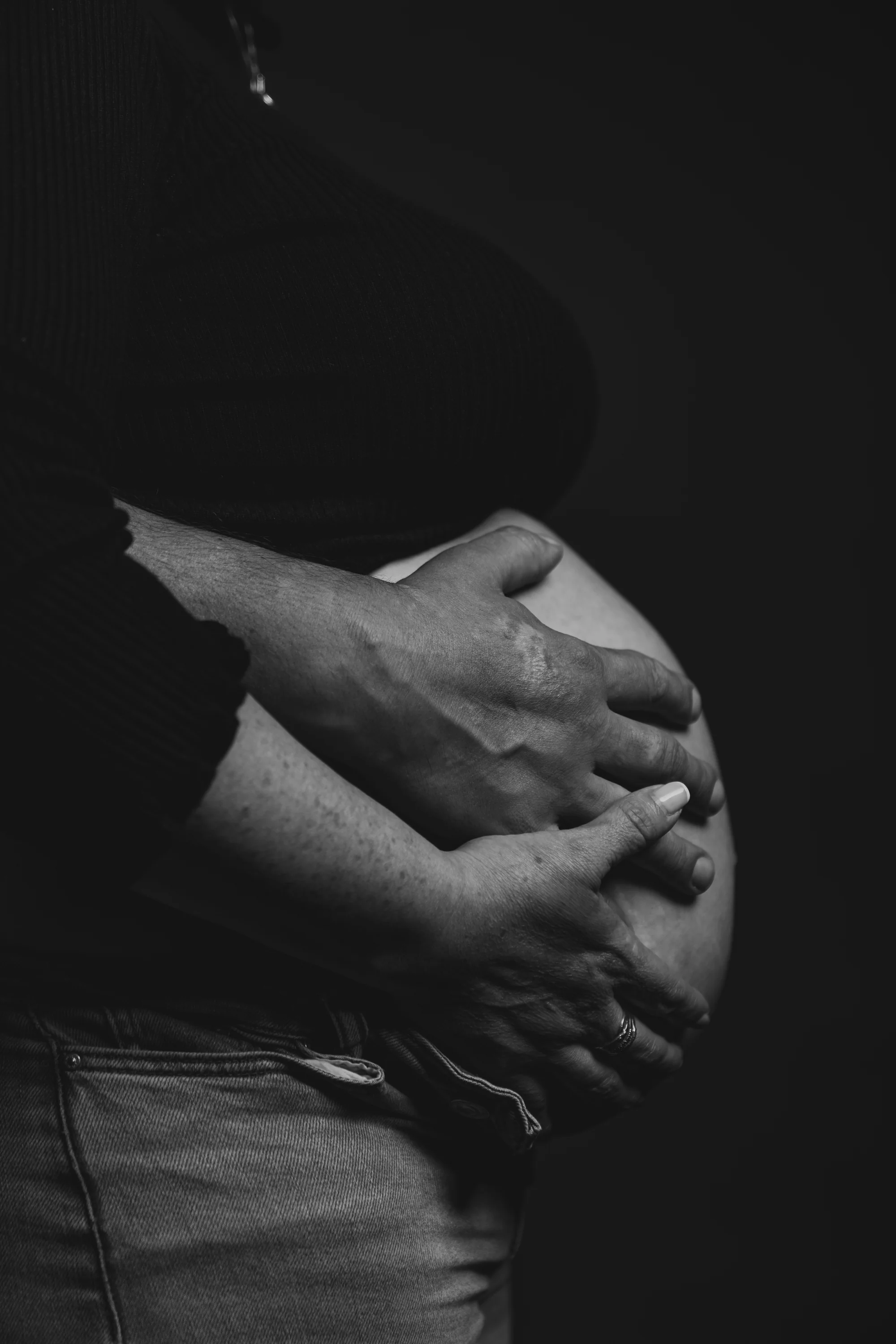 Detalle de manos sobre la panza, blanco y negro — Luréa Studio
