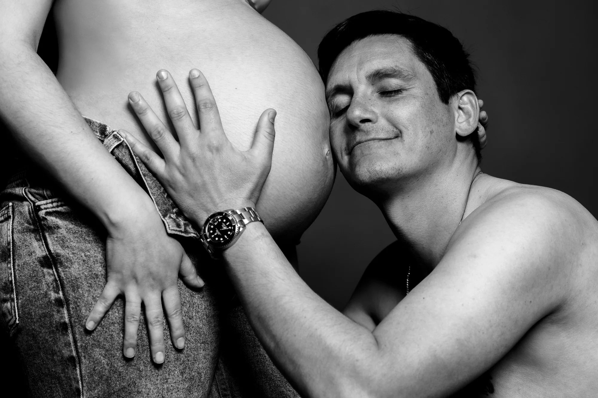 Pareja con manos sobre la panza, blanco y negro — Luréa Studio