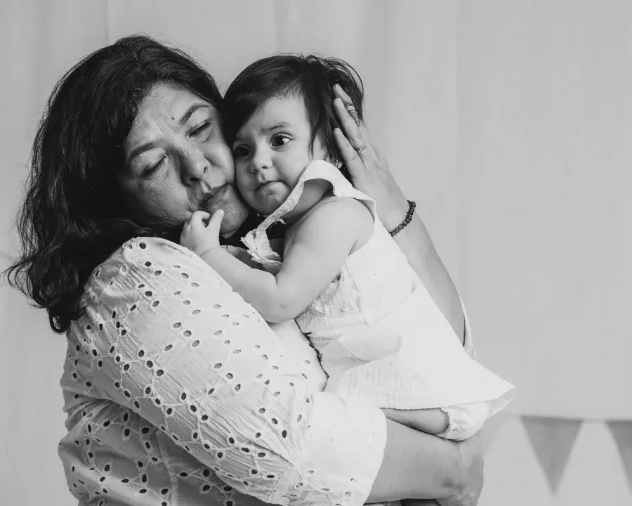 Abuela abrazando a su nieta