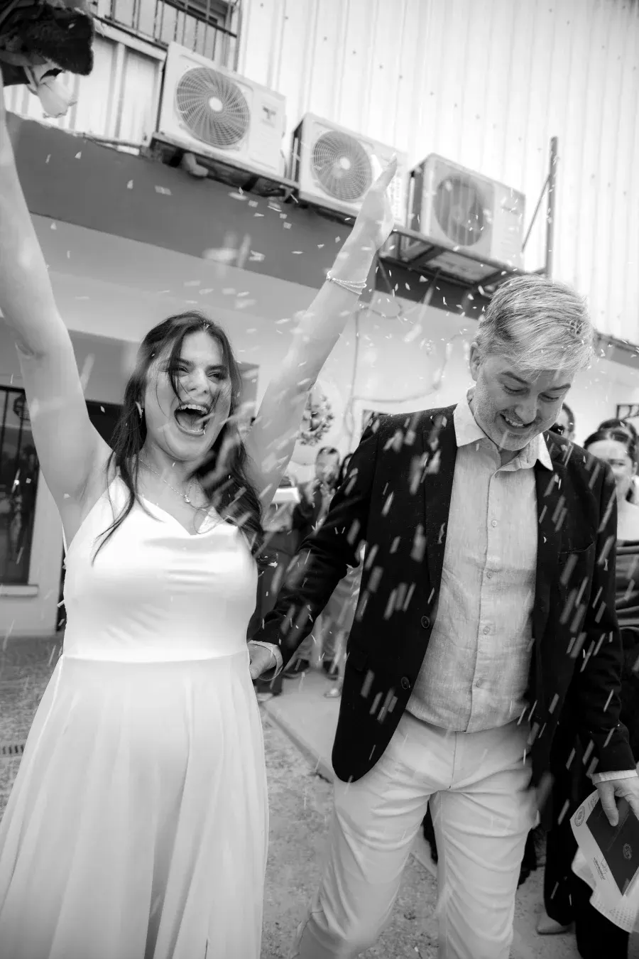 Pareja celebrando entre confeti