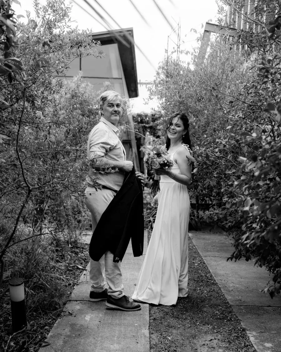 Pareja de novios en el jardín