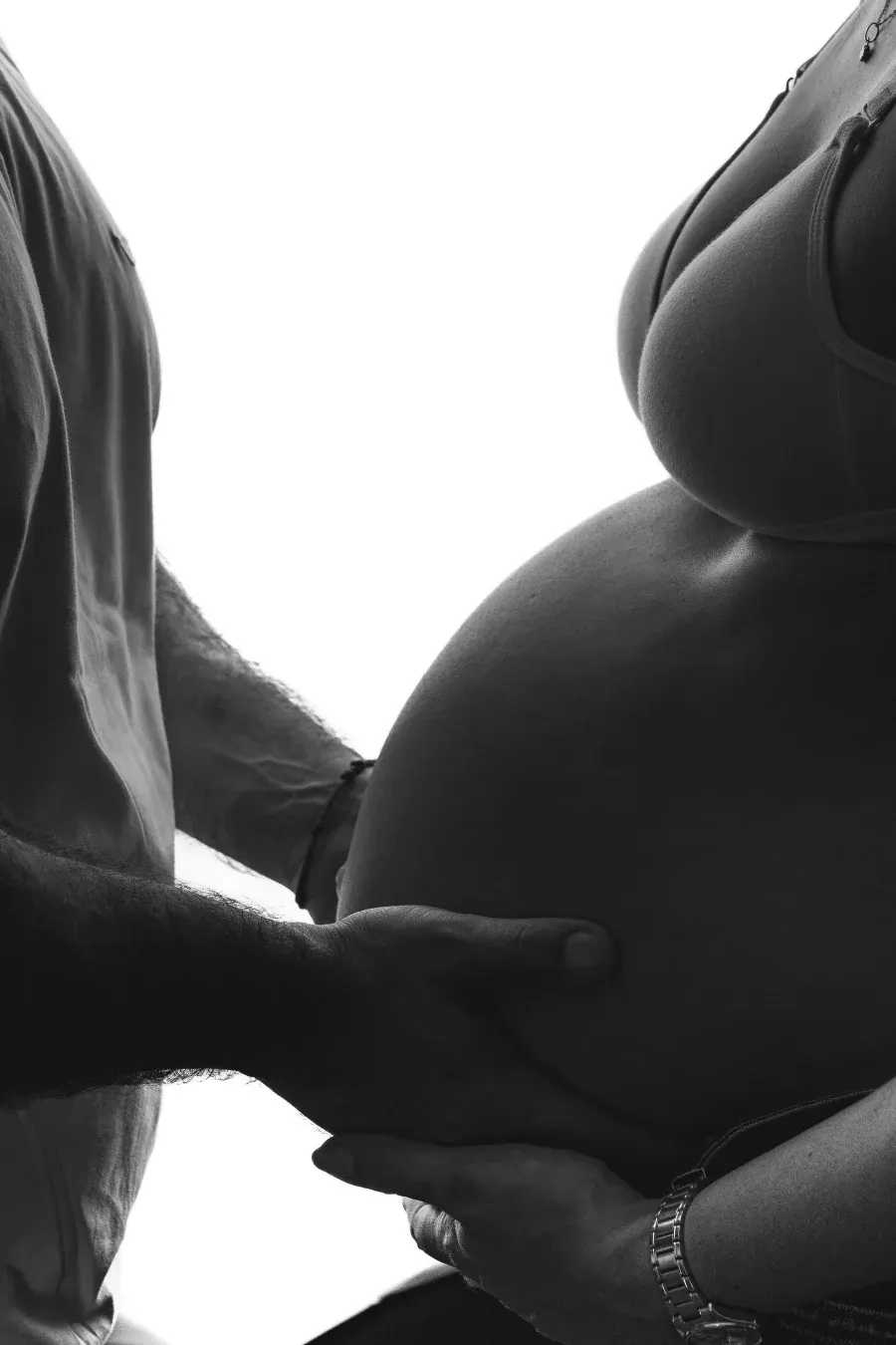 Silueta de embarazada, manos en la panza