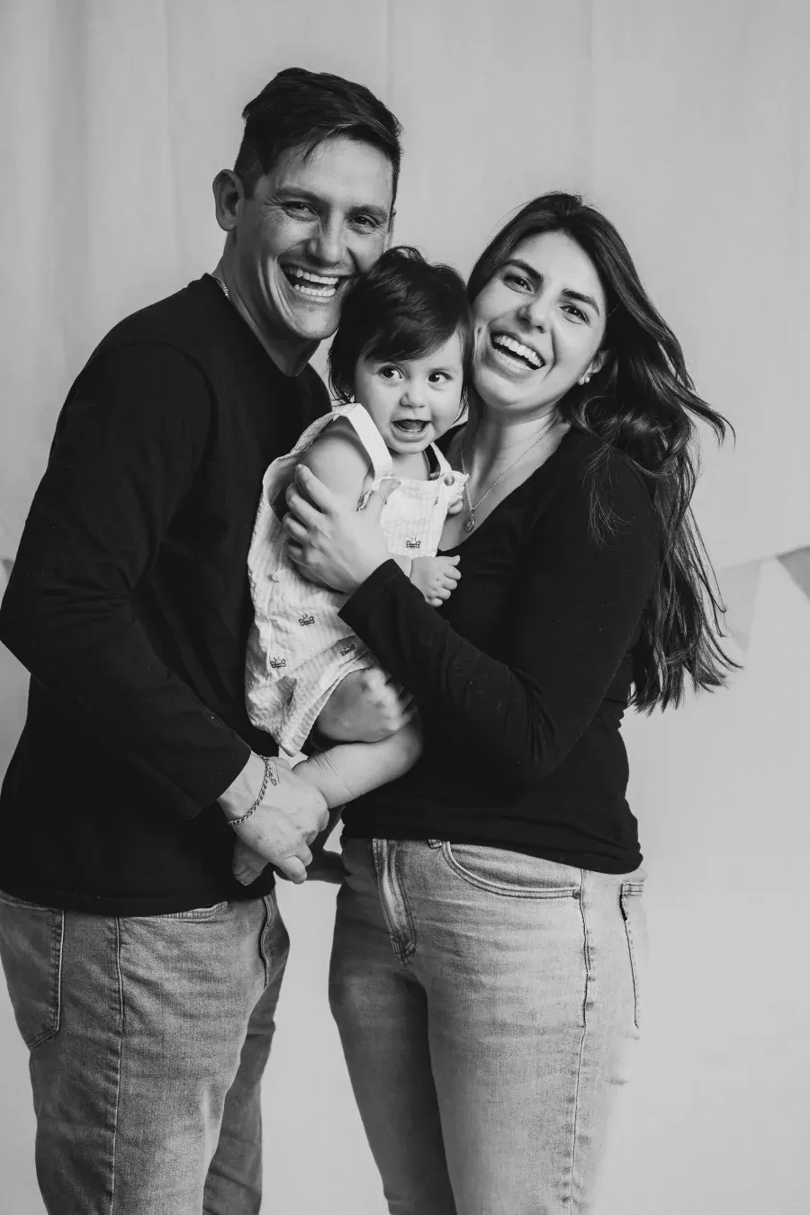 Familia riendo en el estudio