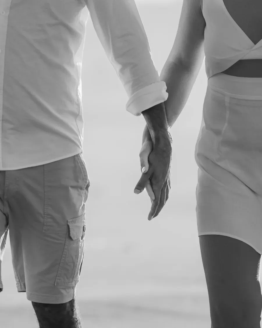 Manos de pareja caminando