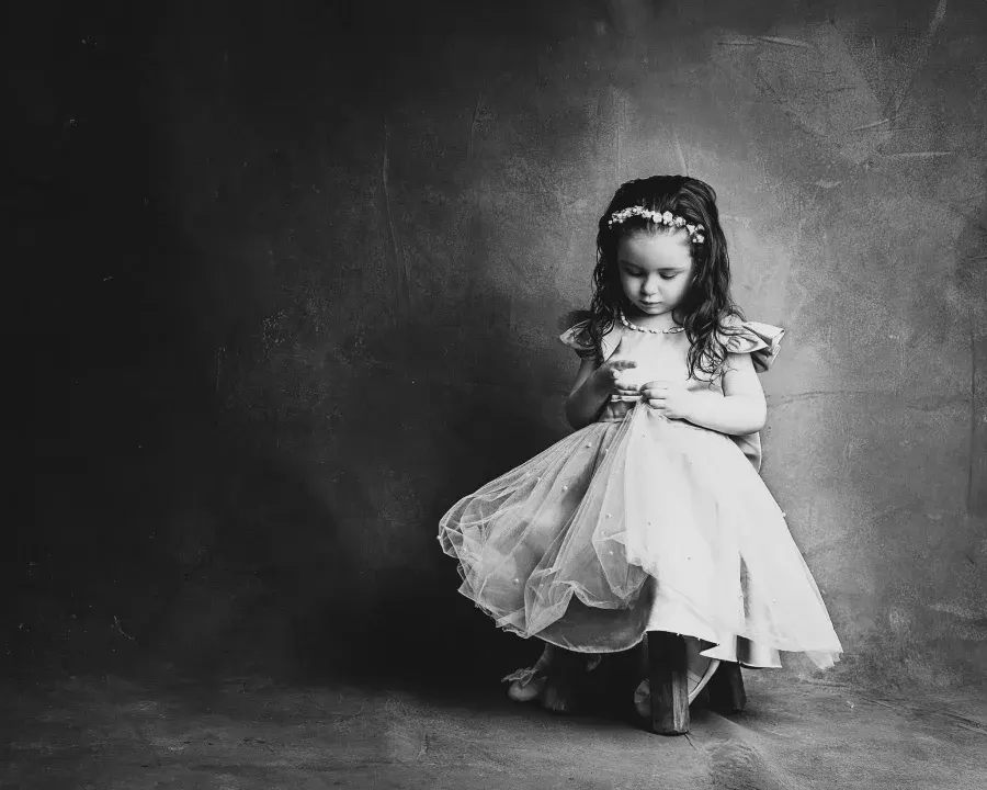 Niña con vestido blanco en el estudio