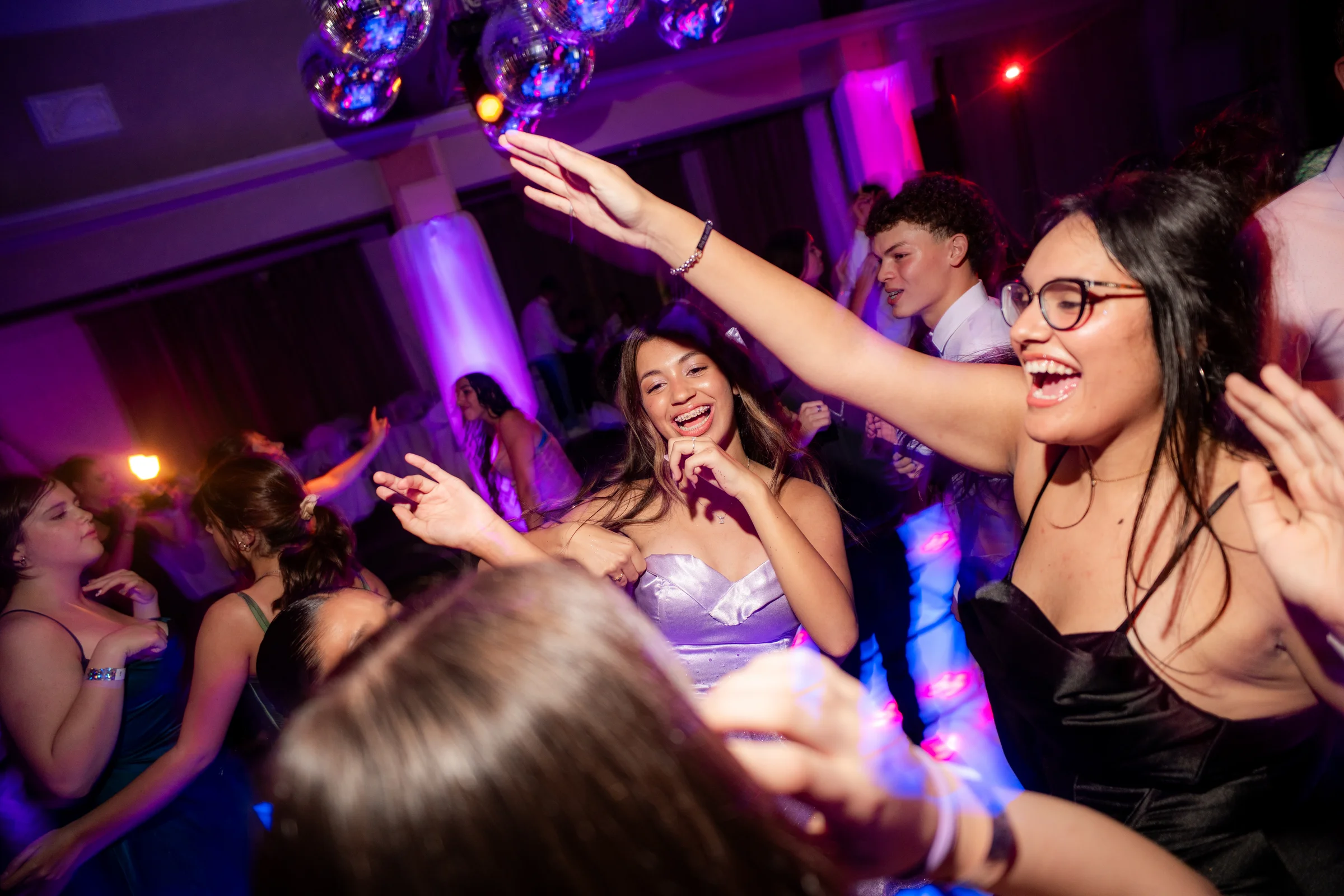Amigas festejando con los brazos en alto 32