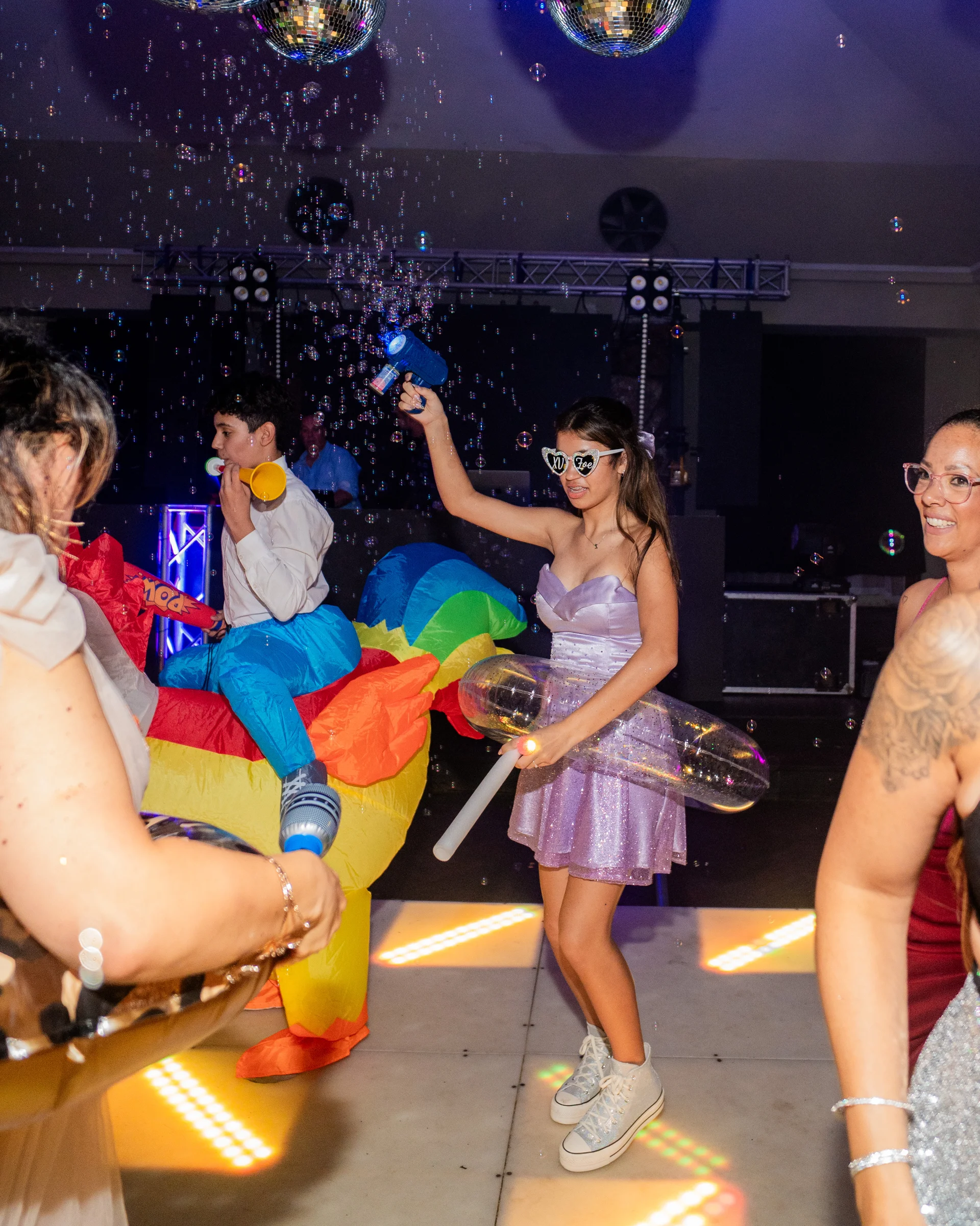 Amigos festejando con disfraces inflables en la fiesta 6