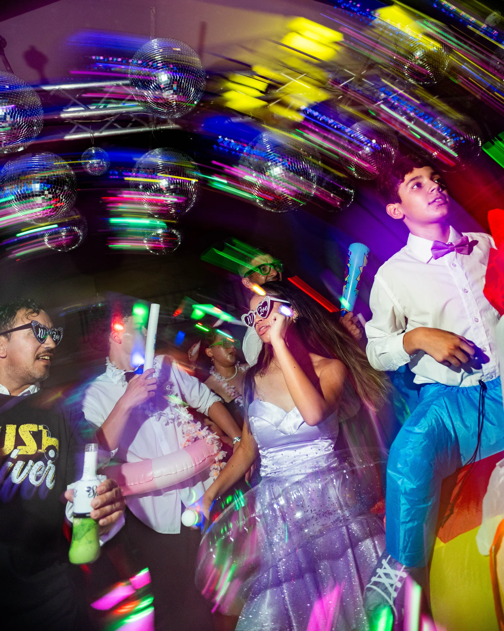 Pistola de burbujas en la pista bajo las luces disco 15
