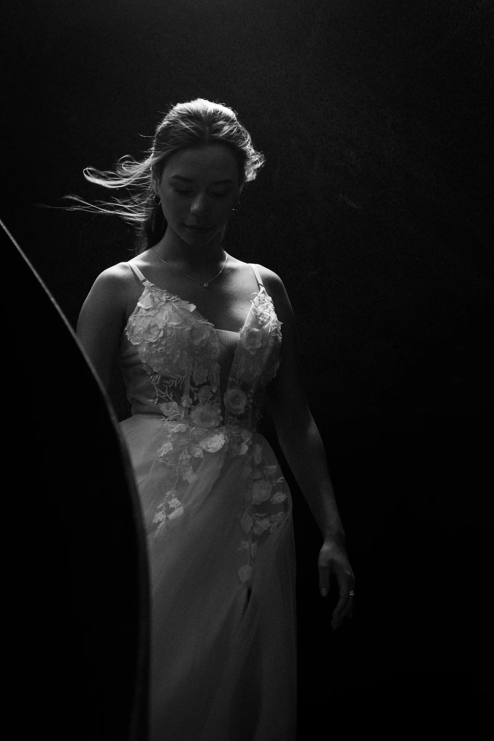 Retrato candido en blanco y negro con luces de fondo 5