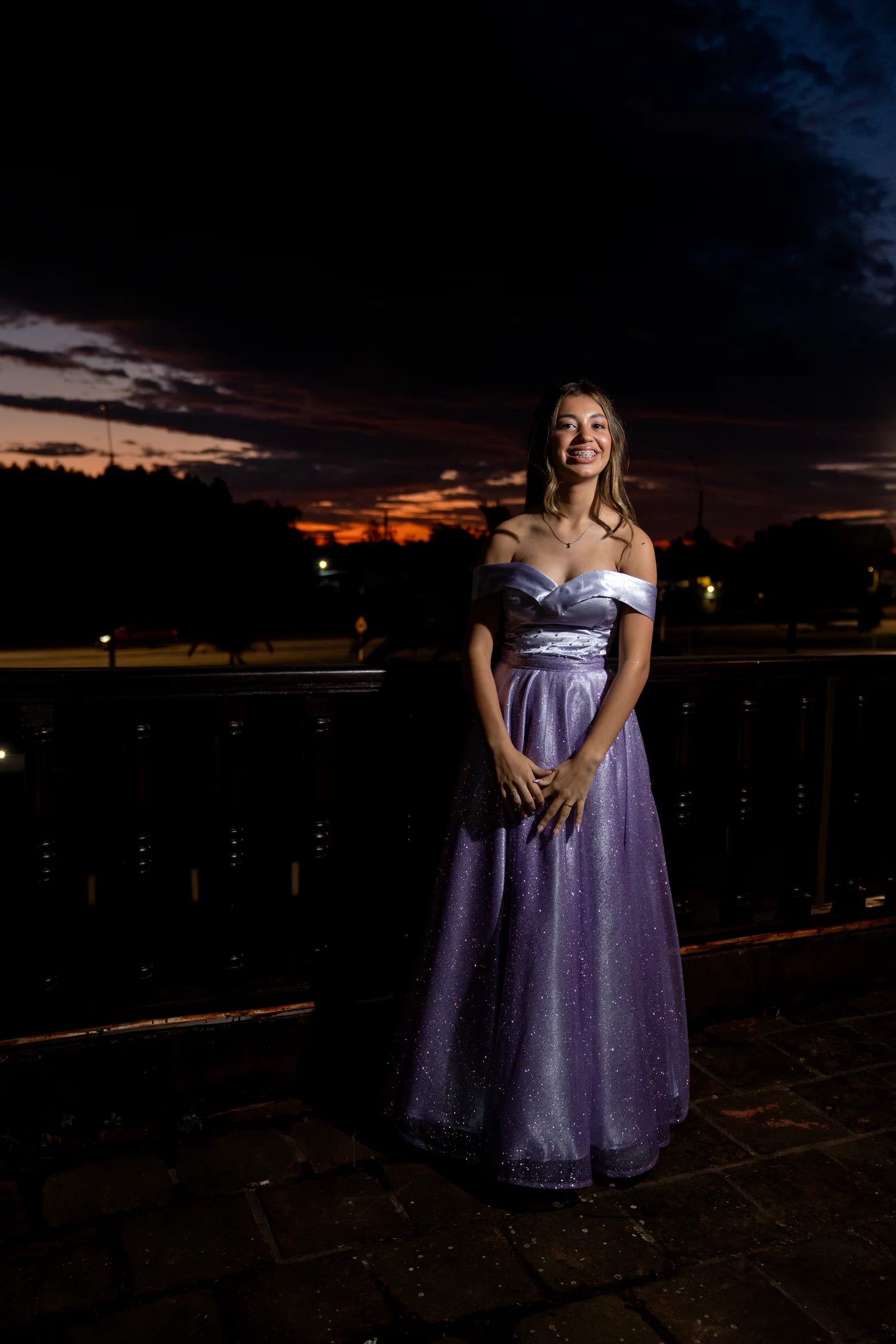 Retrato de quinceañera con vestido lila 31