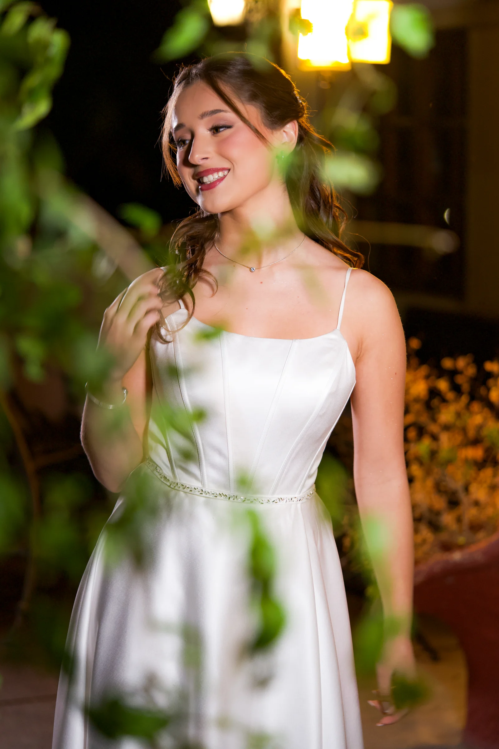 Retrato de quinceañera junto a la ventana con vestido lila 23