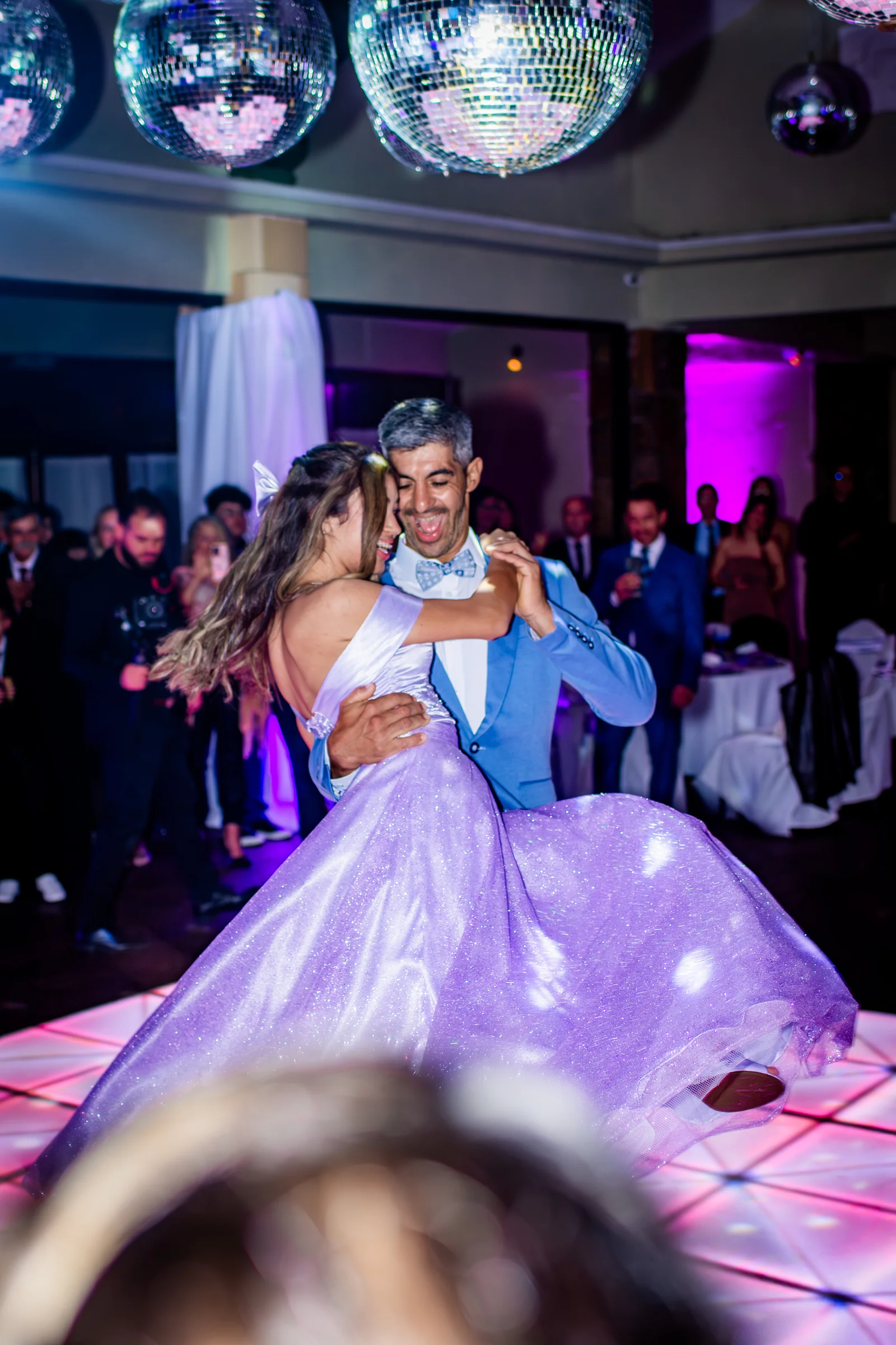 Retrato de quinceañera mirando al cielo con vestido bordado 2